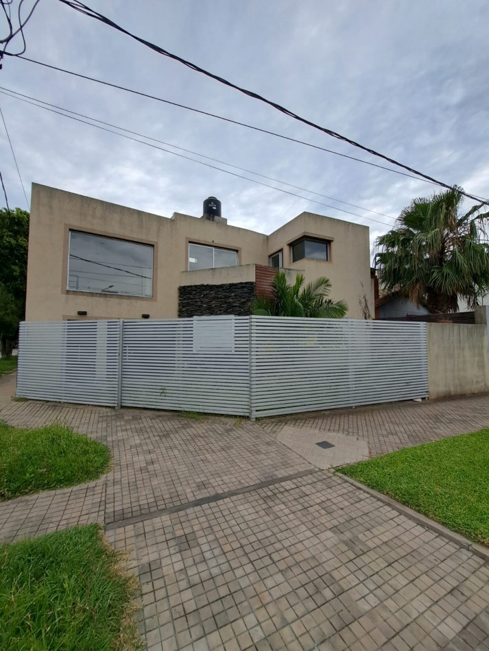 Casa de dos dormitorios con cochera. Dependencias en planta alta.
