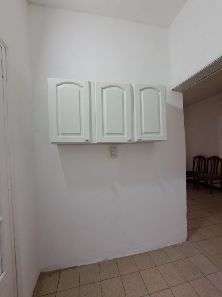 Casa de dos dormitorios con cochera. Dependencias en planta alta.