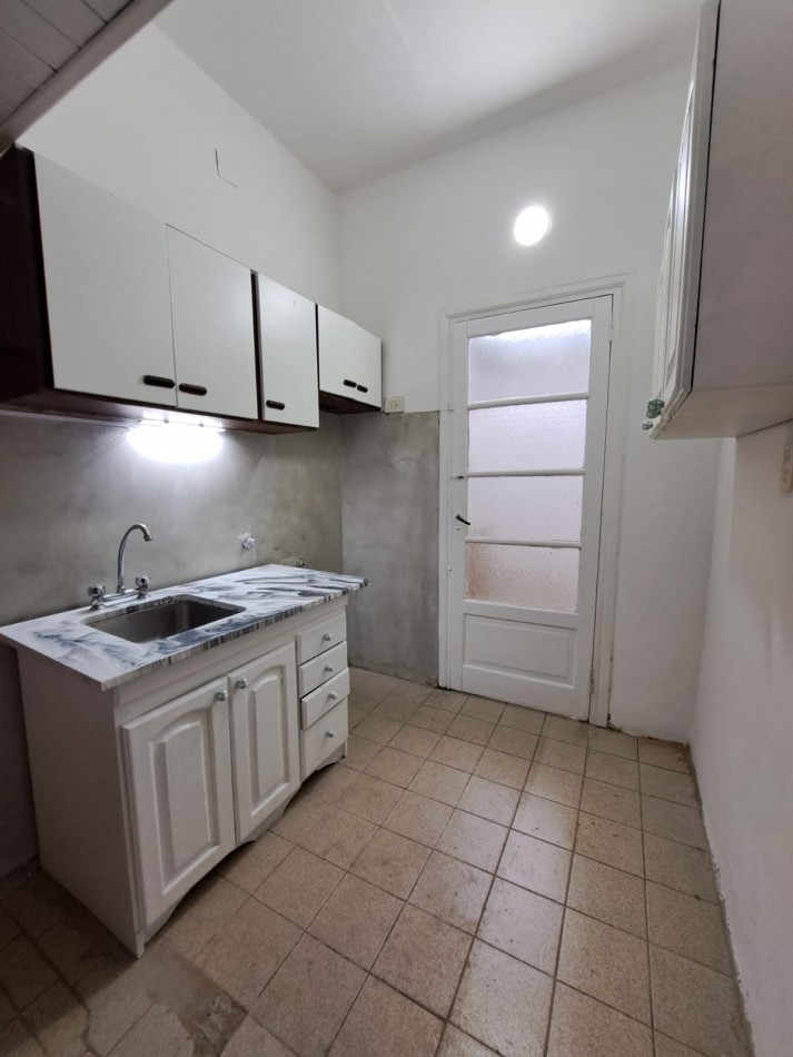 Casa de dos dormitorios con cochera. Dependencias en planta alta.