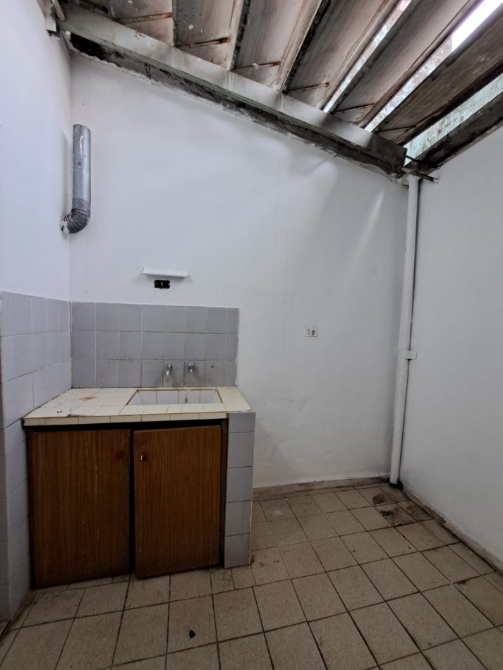 Casa de dos dormitorios con cochera. Dependencias en planta alta.