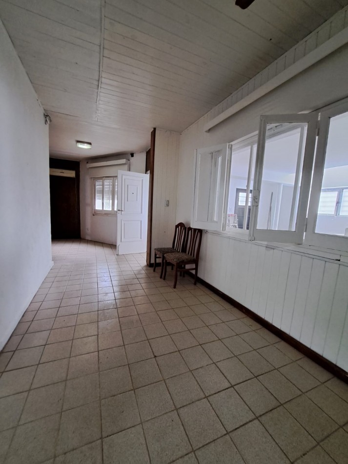Casa de dos dormitorios con cochera. Dependencias en planta alta.