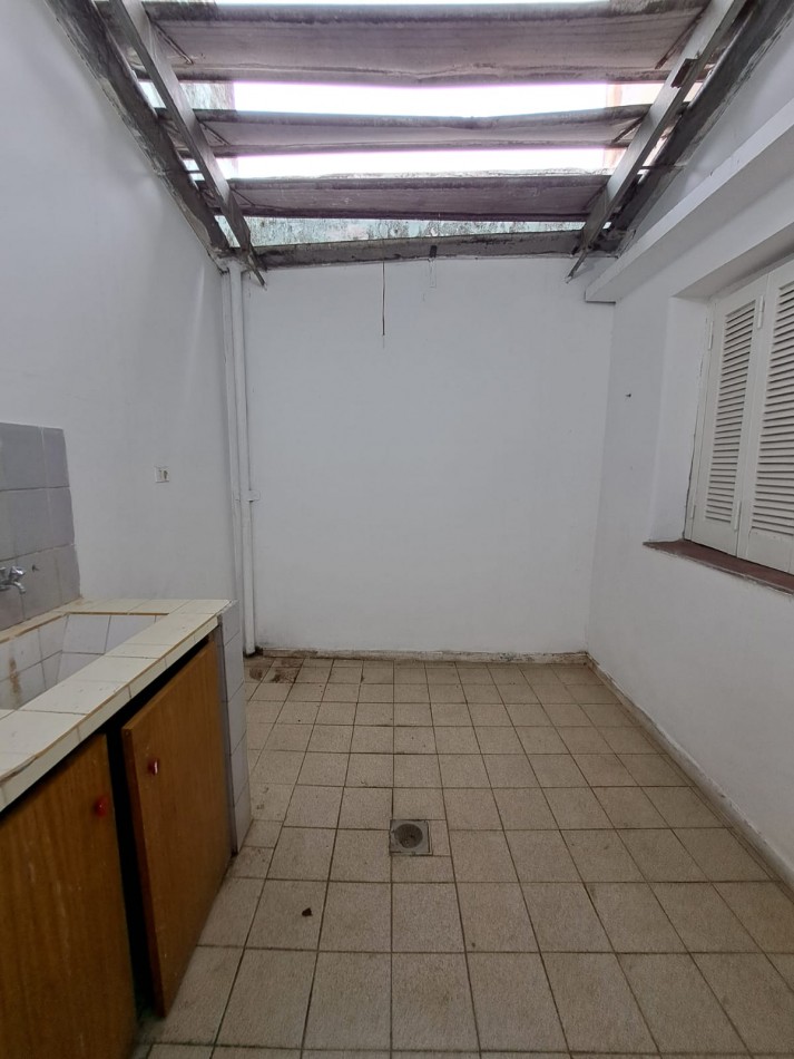 Casa de dos dormitorios con cochera. Dependencias en planta alta.