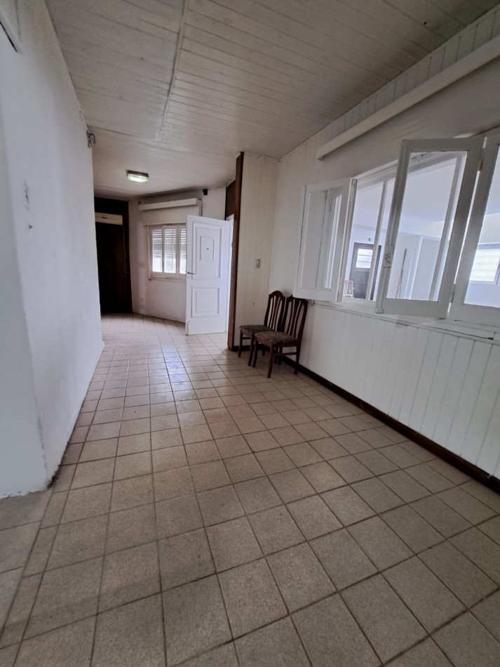 Casa de dos dormitorios con cochera. Dependencias en planta alta.