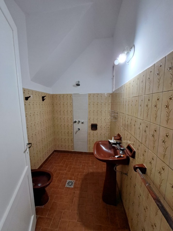 Casa de dos dormitorios con cochera. Dependencias en planta alta.