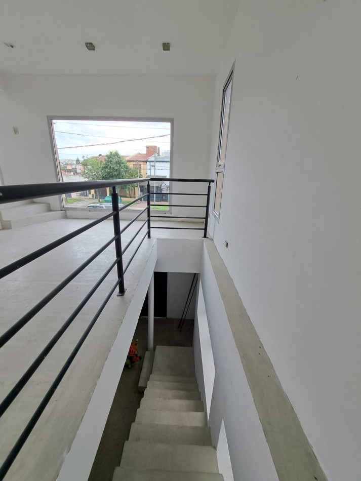 Casa de dos dormitorios con cochera. Dependencias en planta alta.