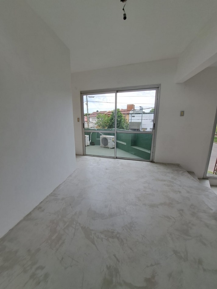Casa de dos dormitorios con cochera. Dependencias en planta alta.