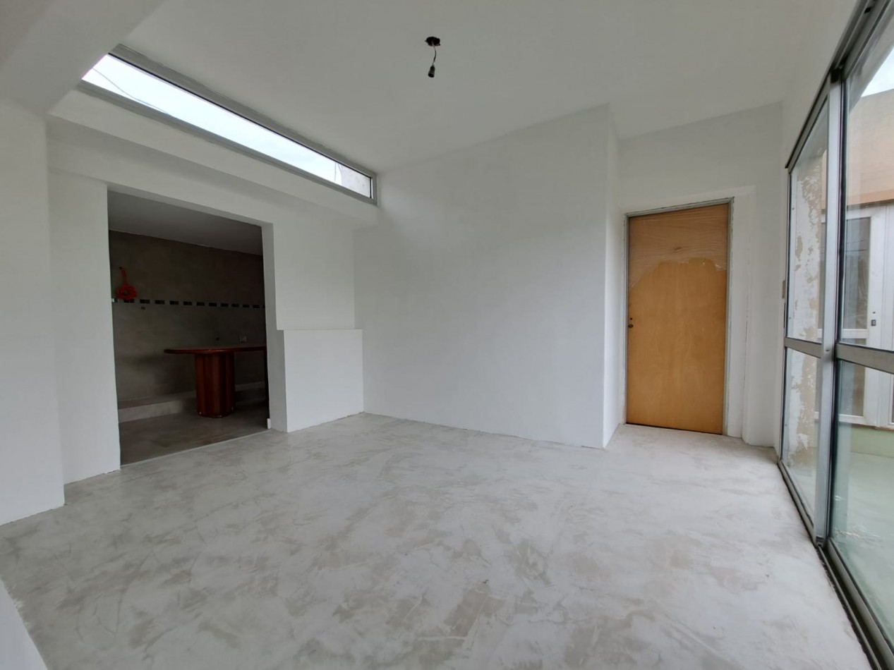 Casa de dos dormitorios con cochera. Dependencias en planta alta.