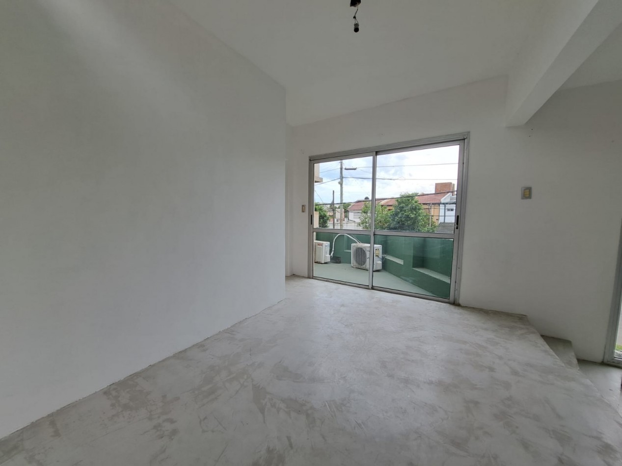 Casa de dos dormitorios con cochera. Dependencias en planta alta.