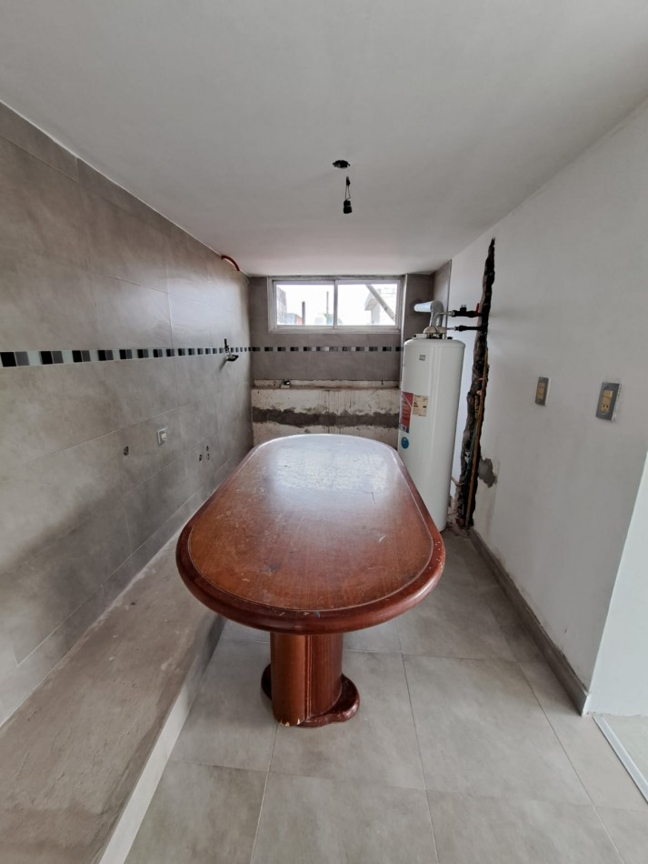 Casa de dos dormitorios con cochera. Dependencias en planta alta.