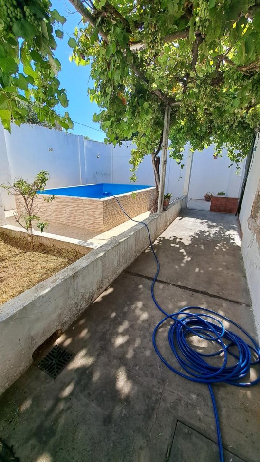 Casa 2 dormitorios con patio y cochera