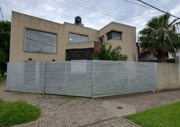 Casa de dos dormitorios con cochera. Dependencias en planta alta.